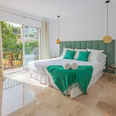 Apartamento Vacation I Los Pinos, Elegant And Bright Townhouse, The Family Golf Getaway, 5 Minutes From Puerto Banus, Security Night Time