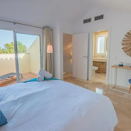 Apartment Vacation Los Pinos: Elegant Golf Retreat Near Puerto Banus *