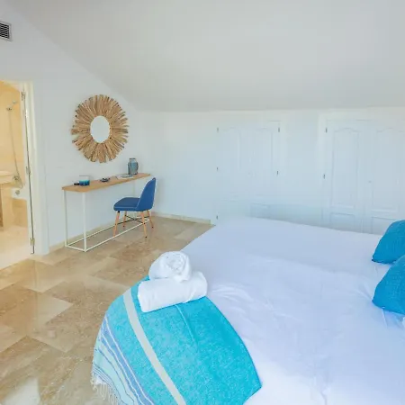 Apartment Vacation Los Pinos: Elegant Golf Retreat Near Puerto Banus *