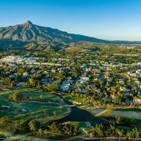 Apartment Vacation Los Pinos: Elegant Golf Retreat Near Puerto Banus *